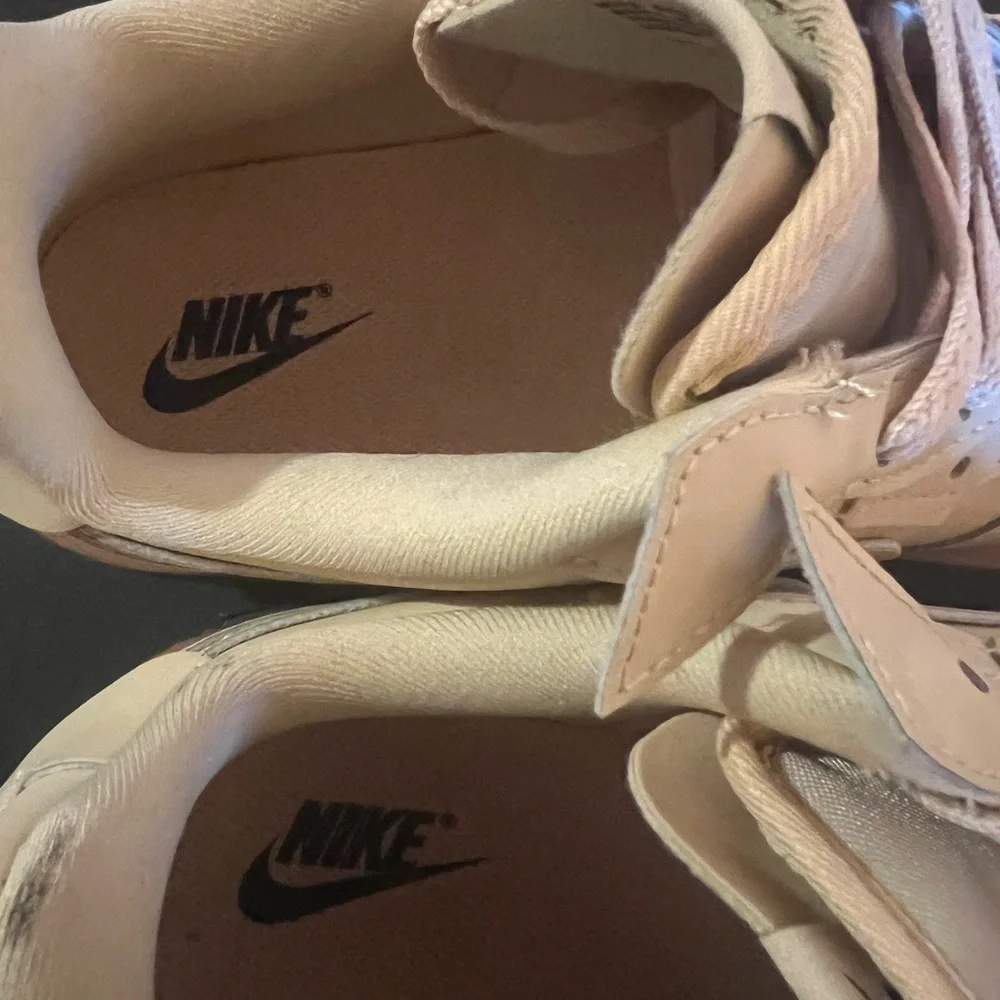 Nike Men’s Low-Top Sneakers in Cream with Gum Sole